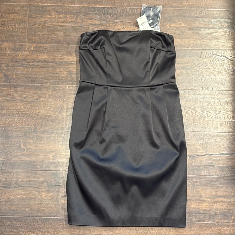 Express black strapless (comes with straps) dress NWT
Has pockets
Size 4